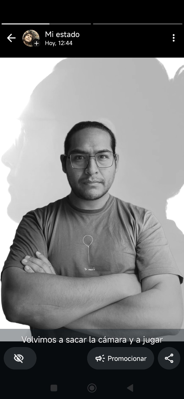 Jorge M. Ramirez Lanza en un retrato en blanco y negro, con los brazos cruzados y su sombra proyectada en el fondo.