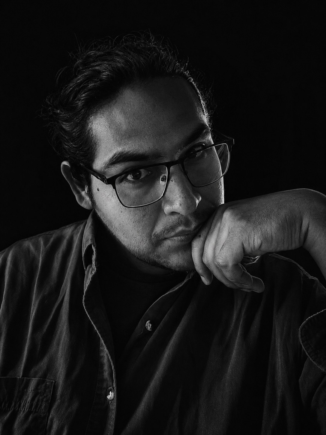 Retrato en blanco y negro de Jorge M. Ramirez Lanza, fotógrafo y creador del taller.